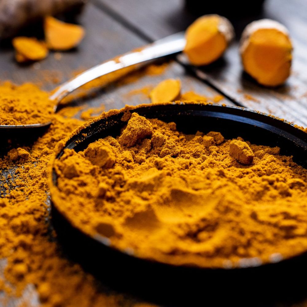 Turmeric powder with a cut root